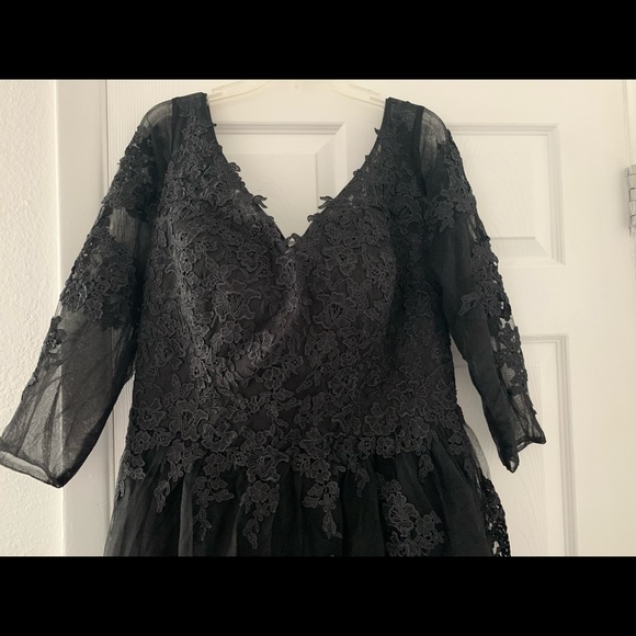 Black lace formal gown - Picture 7 of 8